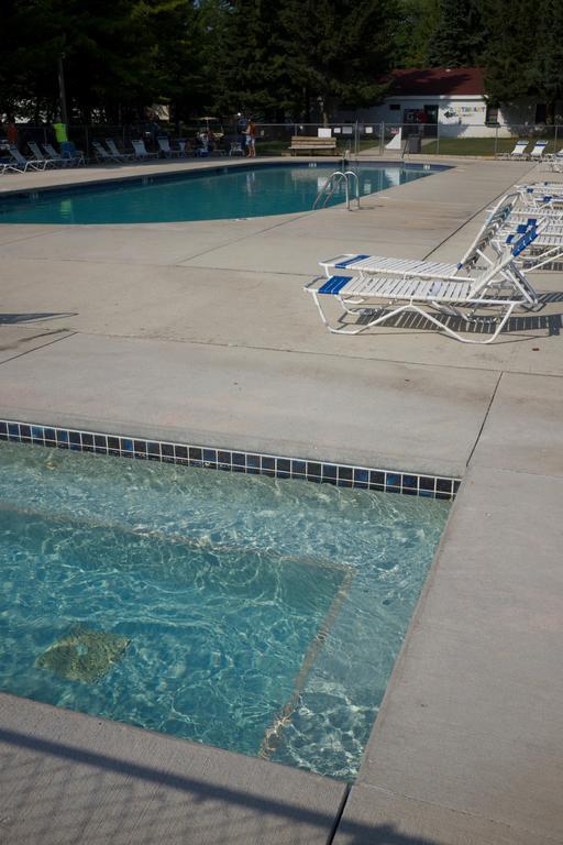 Plymouth Rock Camping Resort Deluxe Cottage Elkhart Lake Exterior photo